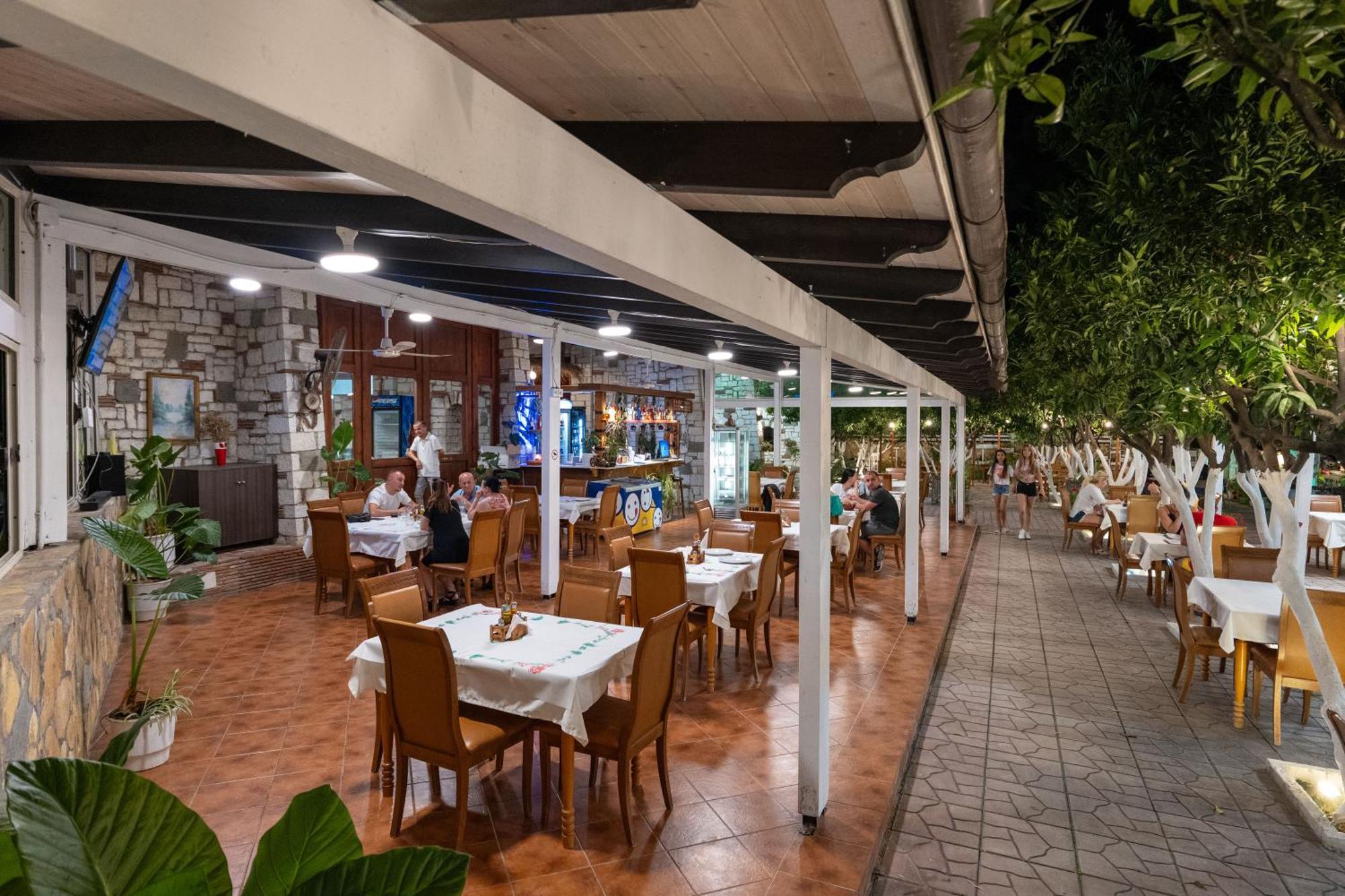Hotel Nika Radhimë Exterior foto