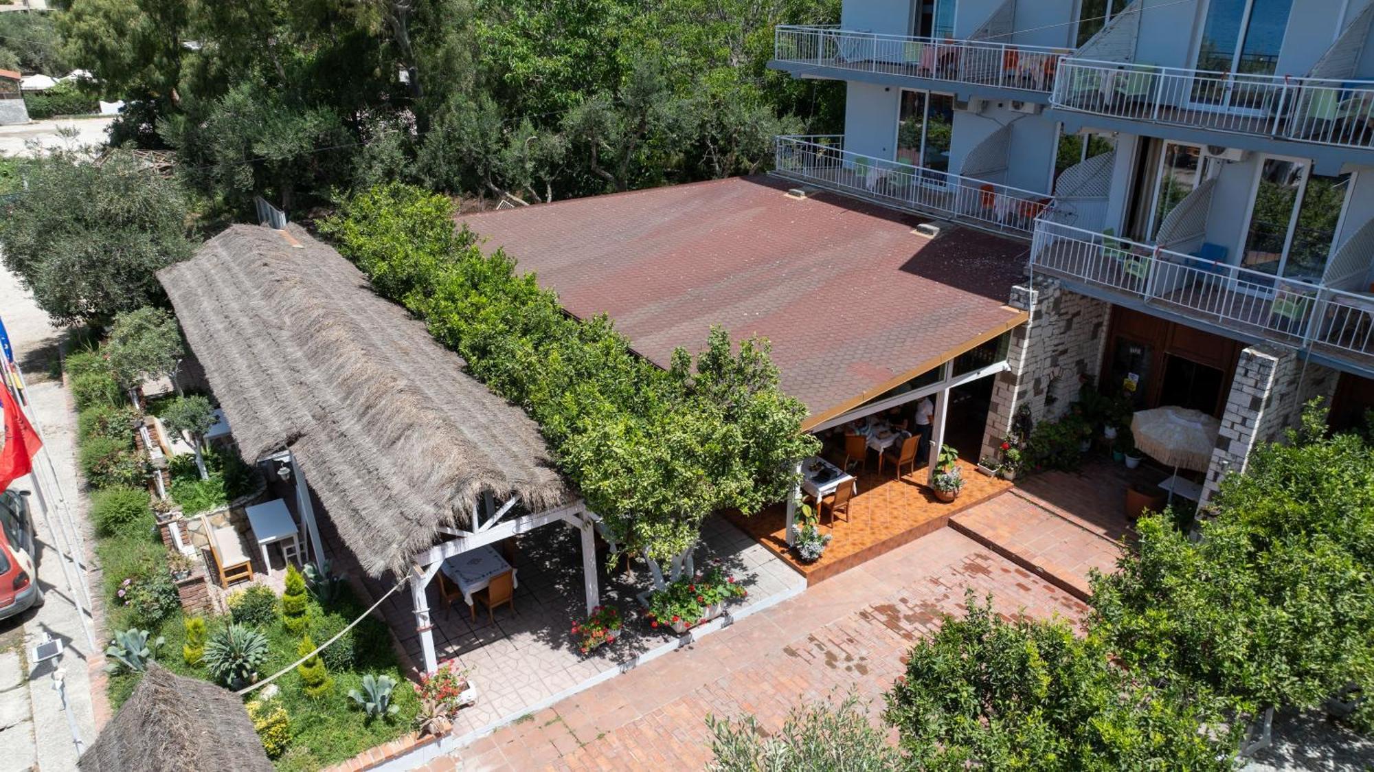 Hotel Nika Radhimë Exterior foto